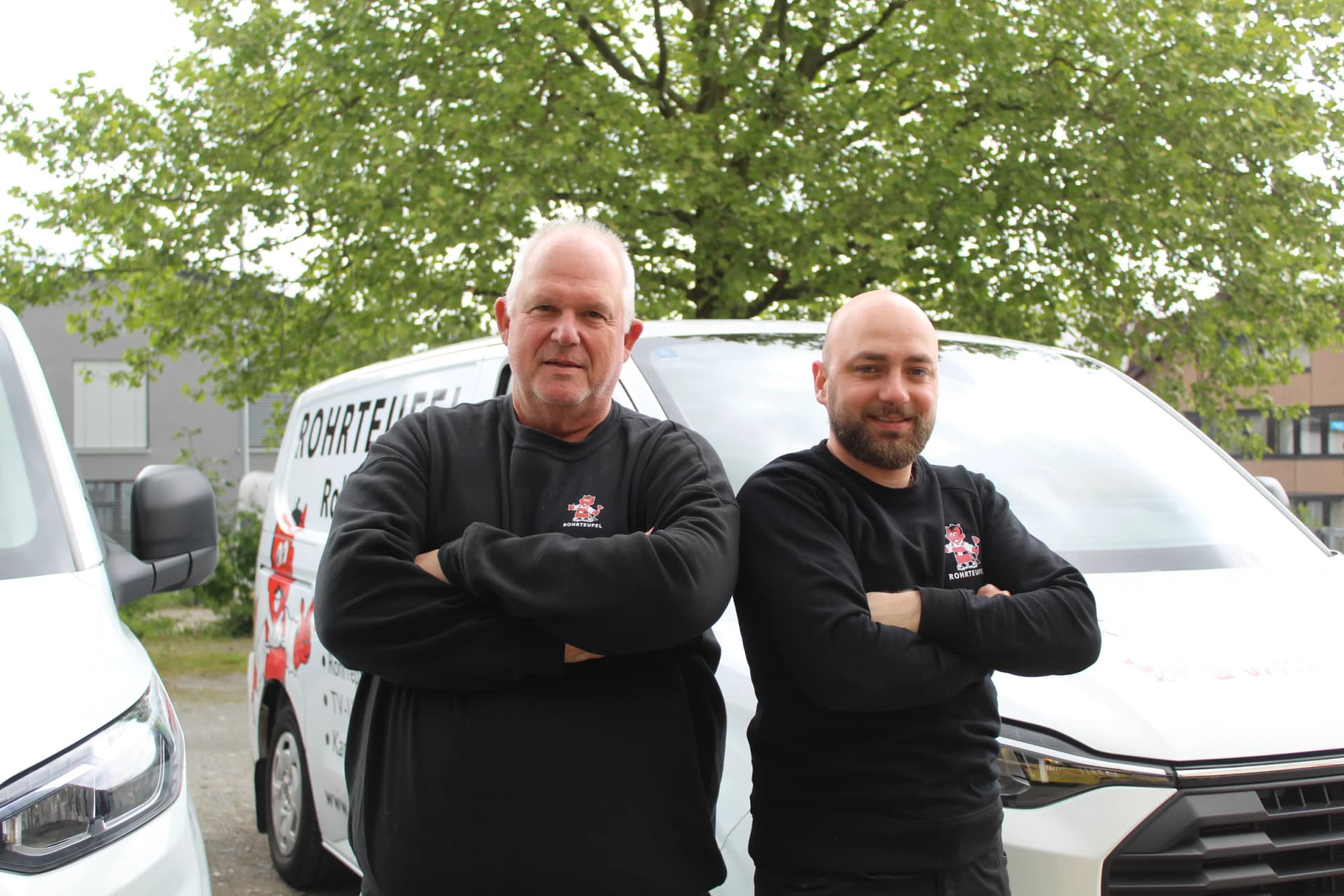 Techniker der Rohrteufel GmbH & Co. KG mit Werkzeug am Einsatzfahrzeug