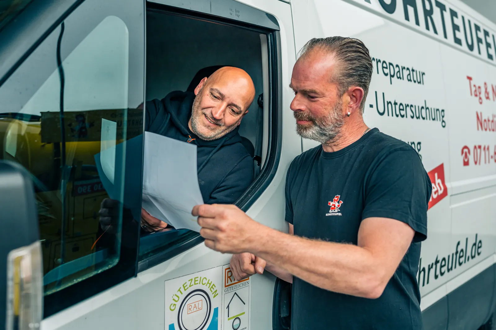 Mitarbeiter der Rohrteufel GmbH mit Ausrüstung