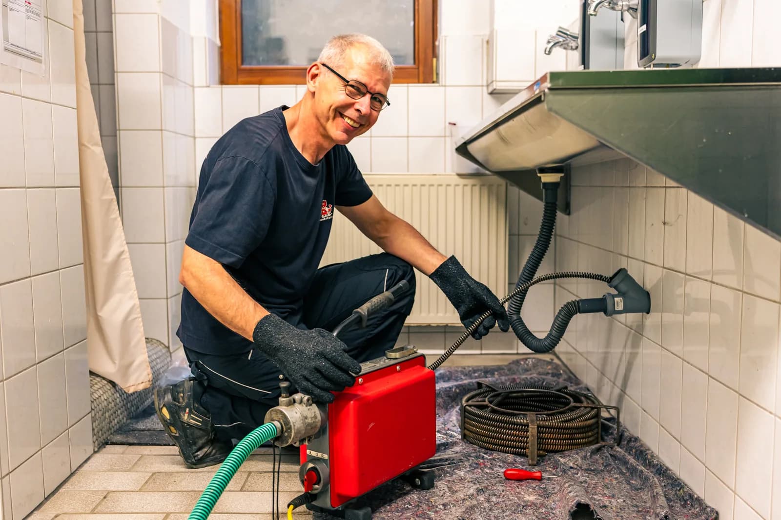 Notdienst-Techniker trifft beim Kunden ein, um einen Wasserschaden zu begrenzen