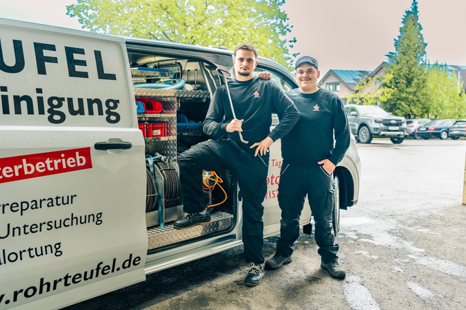 Techniker reinigt Pumpensumpf im Keller