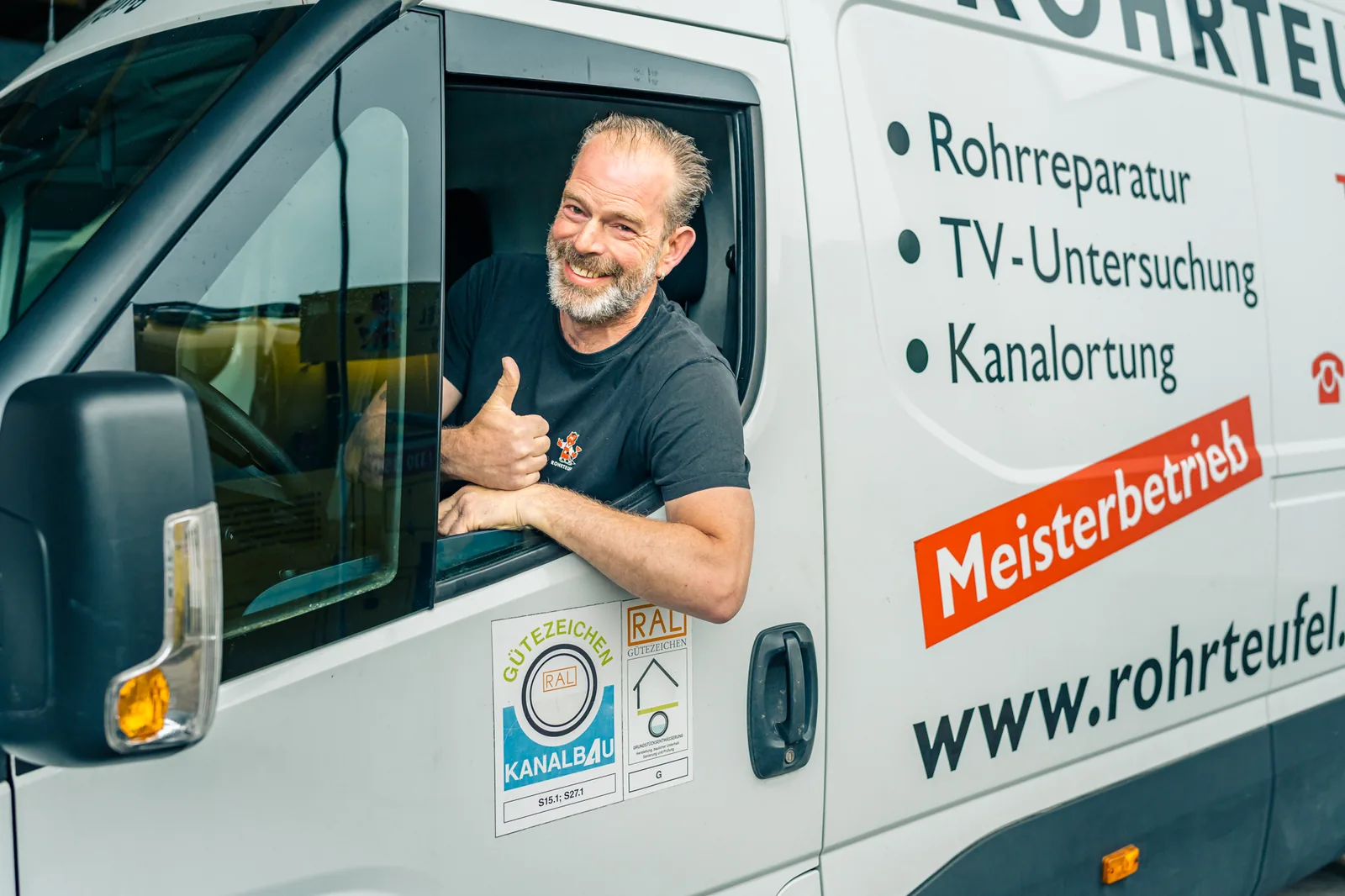 Techniker reinigt eine Regenwasser-Zisterne im Garten
